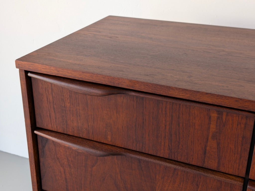 Viscol Dark Walnut 9-Drawer Signature Dresser