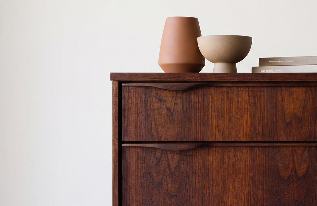 Viscol Dark Walnut 4-Drawer Dresser with Sculpted Pulls